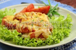 мясо по-французски в духовке с помидором и сыром