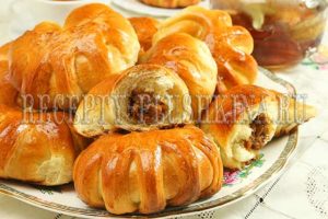 булочки со сгущенкой из дрожжевого теста