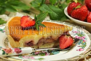 пирог с клубникой и сметанной заливкой