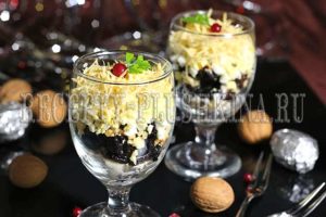 салат с курицей и черносливом и грецкими орехами