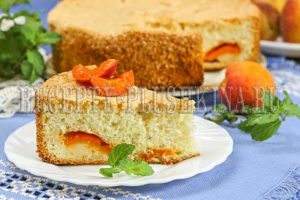 шарлотка с абрикосами