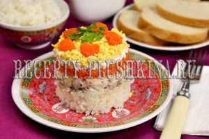 салат из сайры консервированной с яйцом и рисом