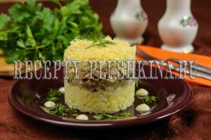 салат с курицей, грибами и сыром слоями